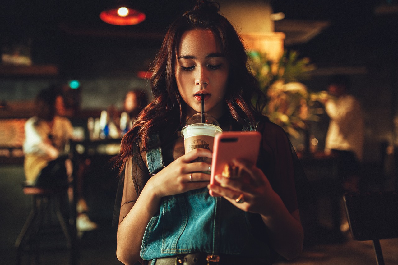 DrinkLoyal app showing loyalty program on smartphone in pub setting
